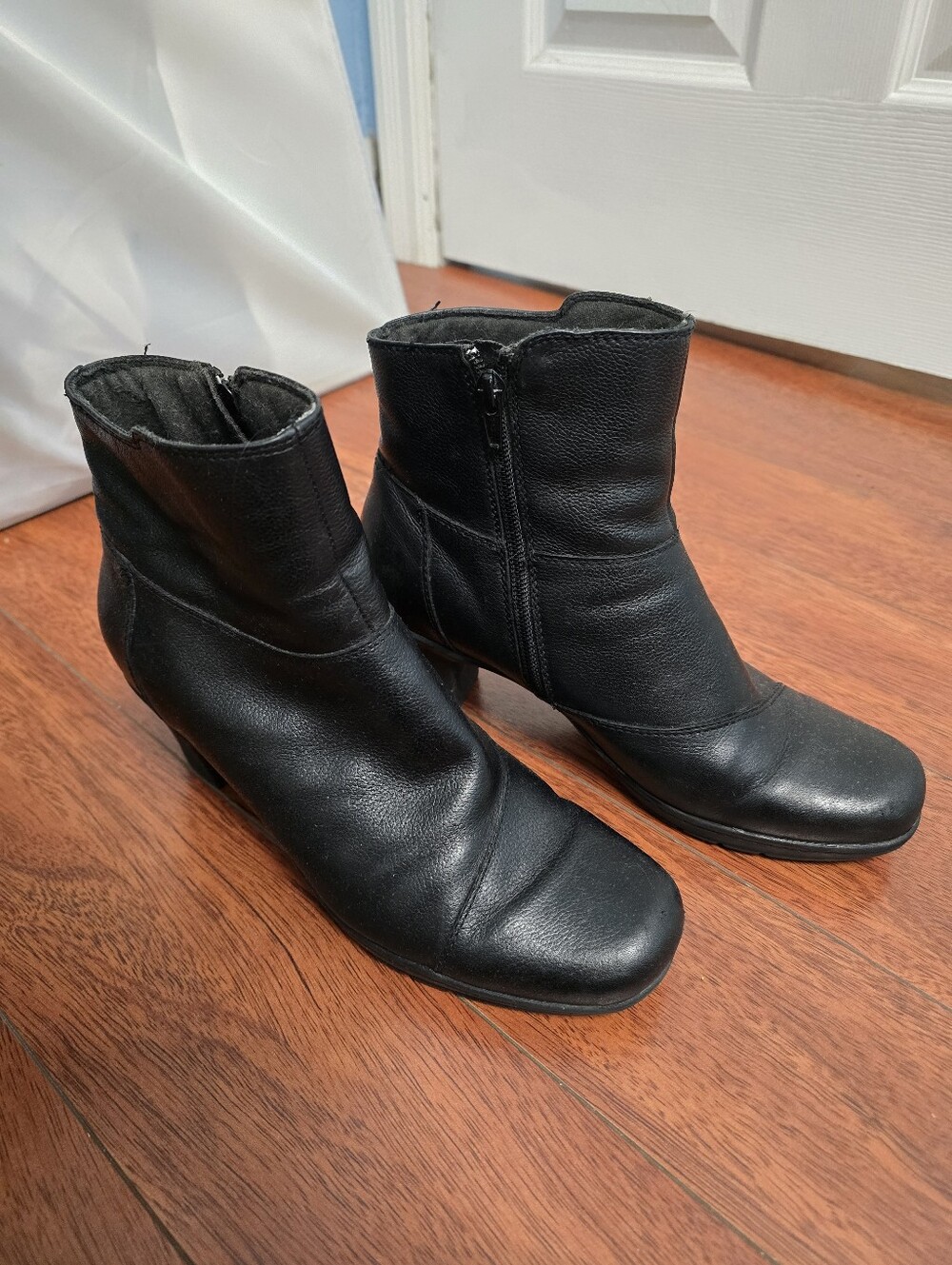Clark's Black Leather Ankle Boots - Women's Classic Zip Boot, 8